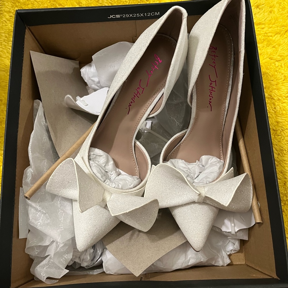 NWT Betsey Johnson Women's Nobble Shoes - Picture 1 of 6